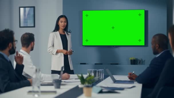 Empresaria Usando Pantalla Verde Presentación a Empresarios — Vídeo de stock