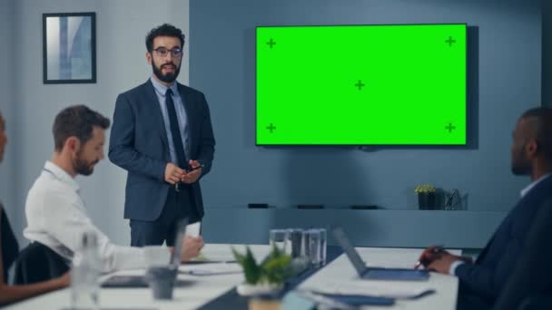 Imprenditore che utilizza la presentazione dello schermo verde agli imprenditori — Video Stock