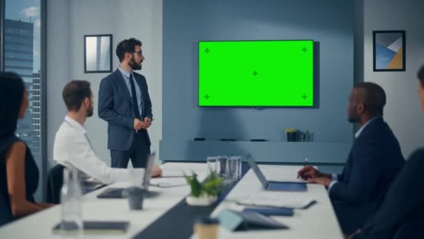 Empresario Usando Pantalla Verde Presentación a Empresarios — Vídeos de Stock