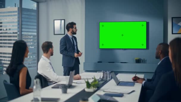 Empresário Usando Apresentação de Tela Verde para Empresários — Vídeo de Stock