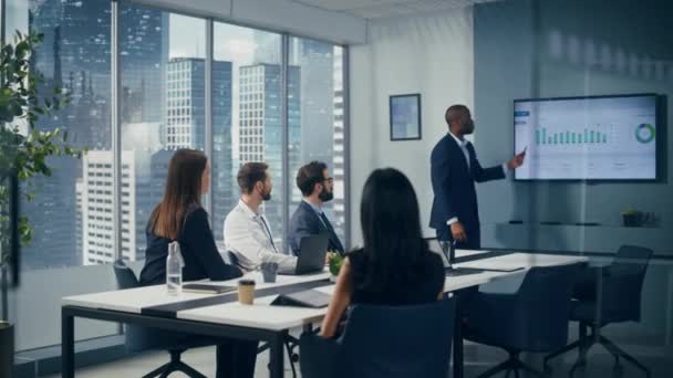 Empresario Usando la Presentación de Pantalla para Empresarios — Vídeos de Stock