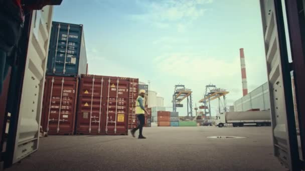 Heftruck voor industrieel ingenieur in containerterminal — Stockvideo