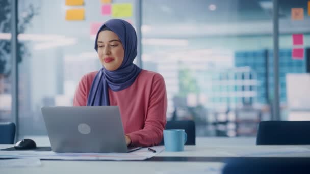 Imprenditrice musulmana che lavora in ufficio — Video Stock