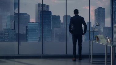 Ofis Penceresindeki İş Adamı Akşam