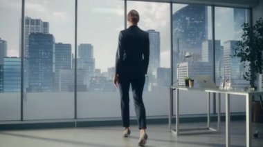 Ofis Penceresindeki İş Kadını