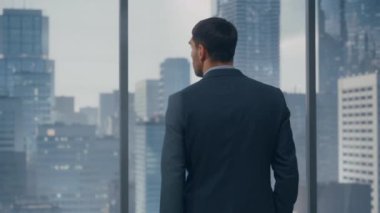 Ofis Penceresinde İşadamı