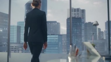 Ofis Penceresindeki İş Kadını