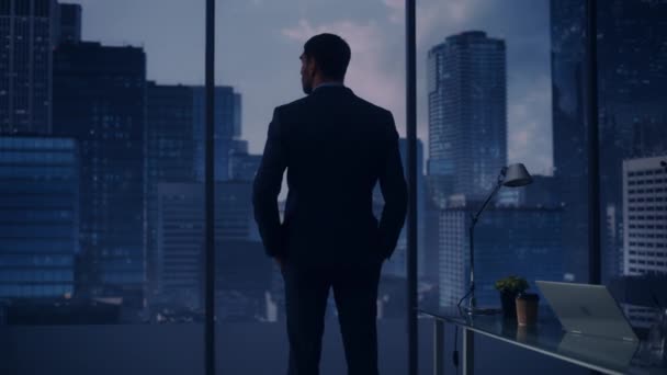 Hombre de negocios en la noche ventana de la oficina — Vídeo de stock