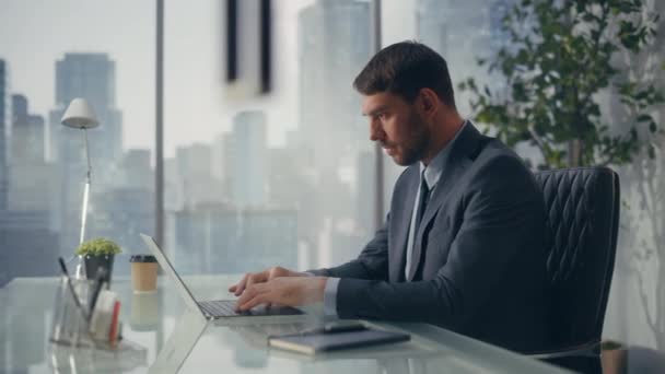 Hombre de negocios utiliza portátil en la oficina — Vídeos de Stock
