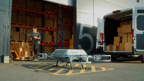 Беспилотник 3d Delivery Drone начал доставлять посылки — стоковое видео