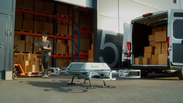 3D leverans drönare tar iväg till leverera paket — Stockvideo