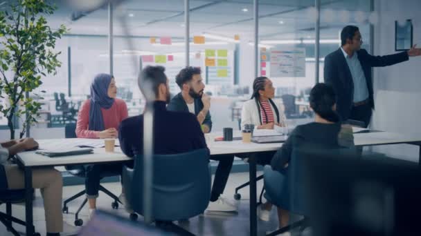 Presentación de Empresarios en Sala de Reuniones — Vídeos de Stock