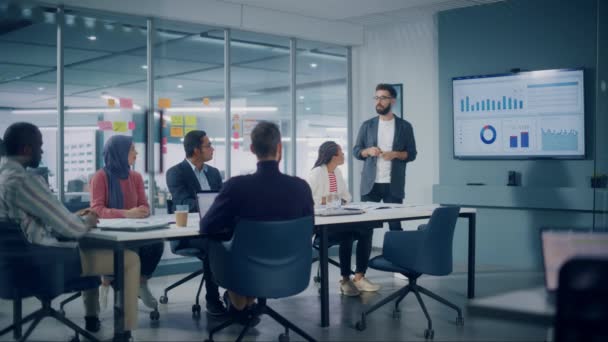 Setkání podnikatelů v kanceláři — Stock video
