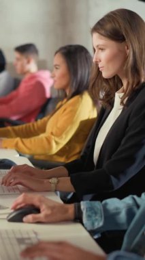 Üniversite Sınıfında Dikey Ekran Çeşitliliği Öğrencileri