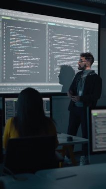 Dikey Ekran Öğretim Görevlisi Bilgisayar Bilimi Üzerine Sunum Verdi