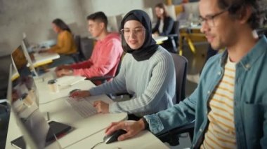 Üniversite Sınıfında Çeşitli Öğrenciler