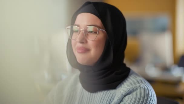 Estudante no Hijab Estudando em Aula Universitária — Vídeo de Stock