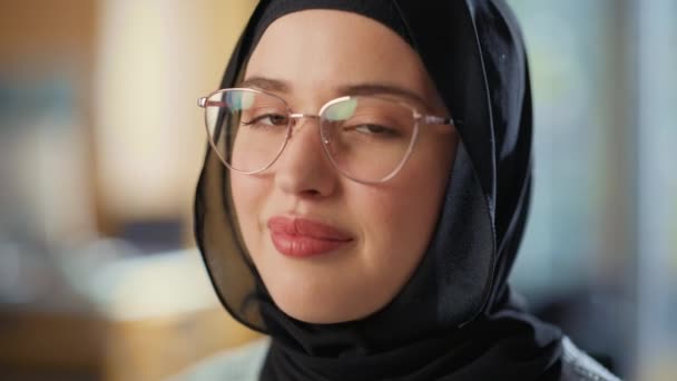 Student w Hijab Studia w klasie uniwersyteckiej — Wideo stockowe