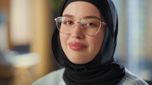 Student w Hijab Studia w klasie uniwersyteckiej — Wideo stockowe