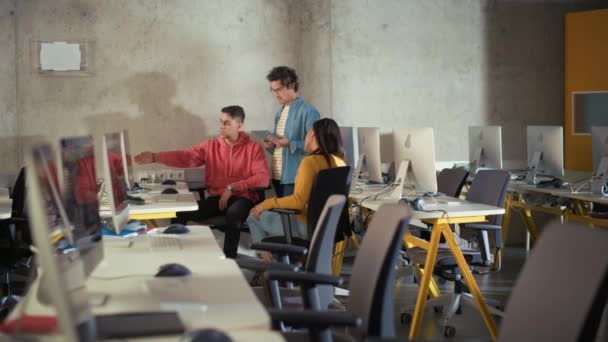 Estudantes trabalhando em projeto em sala de aula — Vídeo de Stock