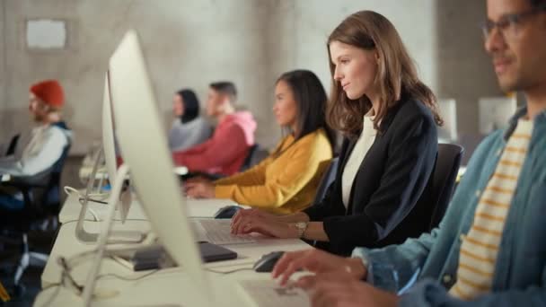 Diversos estudiantes Informática Clase IT — Vídeos de Stock