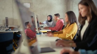 Üniversite Sınıfında Çeşitli Öğrenciler