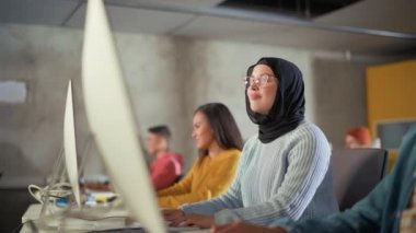 Çeşitli Üniversite Sınıfında Öğrenci El Kaldırıyor