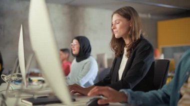 Çeşitli Üniversite Sınıfında Öğrenci El Kaldırıyor