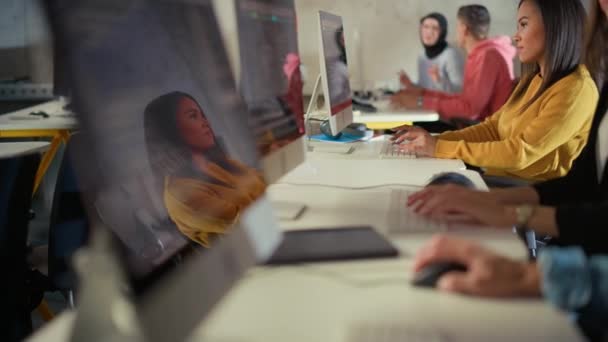 Vielfältige Informatikstudenten — Stockvideo