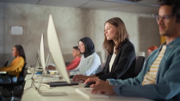 Student zvedá ruku v Diverse University Class — Stock video