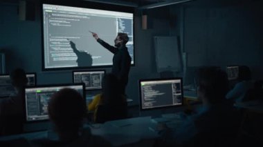 Öğretmen çeşitli öğrencilere bilgisayar bilimi dersi veriyor