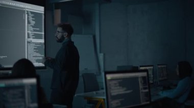 Öğretmen çeşitli öğrencilere bilgisayar bilimi dersi veriyor