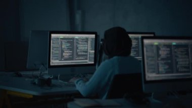 Öğretmen çeşitli öğrencilere bilgisayar bilimi dersi veriyor