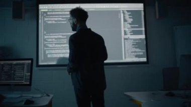 Öğretmen çeşitli öğrencilere bilgisayar bilimi dersi veriyor