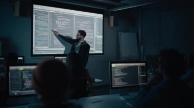 Öğretmen çeşitli öğrencilere bilgisayar bilimi dersi veriyor