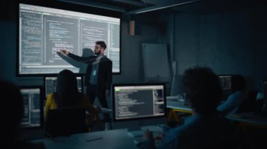 Öğretmen çeşitli öğrencilere bilgisayar bilimi dersi veriyor