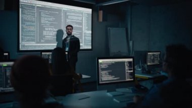 Öğretmen çeşitli öğrencilere bilgisayar bilimi dersi veriyor