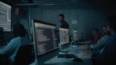 Öğretmen çeşitli öğrencilere bilgisayar bilimi dersi veriyor