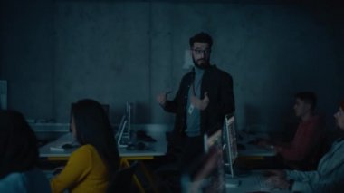 Öğretmen çeşitli öğrencilere bilgisayar bilimi dersi veriyor