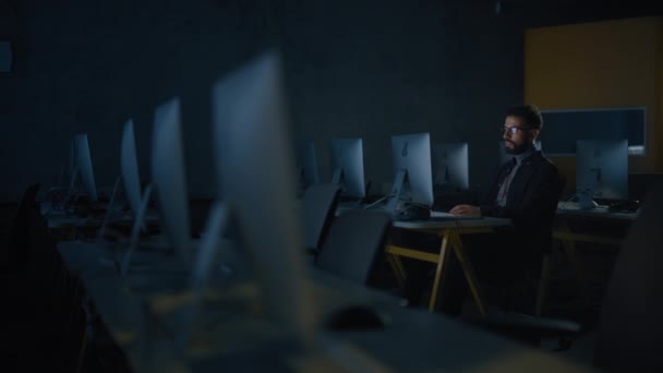 Estudiante trabajando solo en computadora por la noche — Vídeo de stock
