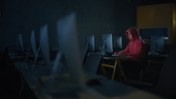 Estudiante trabajando solo en computadora por la noche — Vídeos de Stock