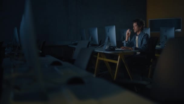 Estudiante trabajando solo en computadora por la noche — Vídeo de stock