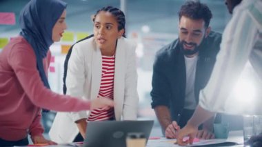 ofiste genç iş adamları