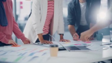 Ofisteki Genç İş İnsanları Toplantısı