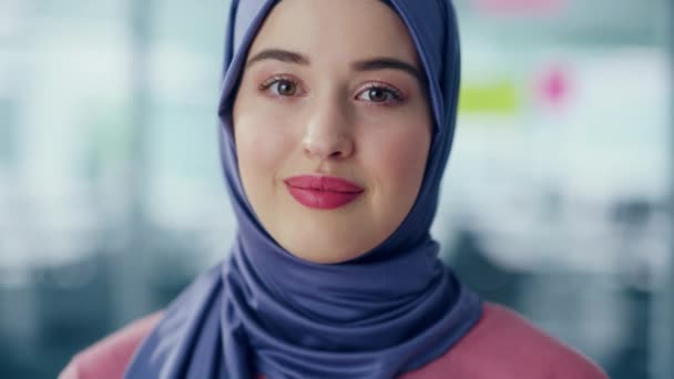 Retrato de una empresaria musulmana vestida con Hijab mira la cámara — Vídeos de Stock