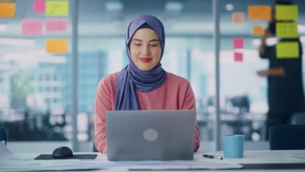 Muslimische Geschäftsfrau arbeitet im Büro — Stockvideo