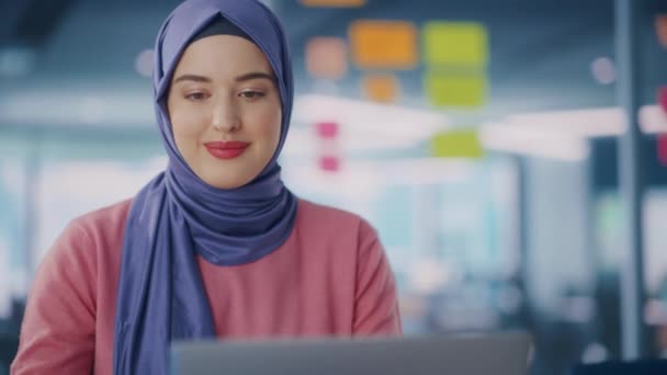 在办公室工作的穆斯林女商人 — 图库视频影像