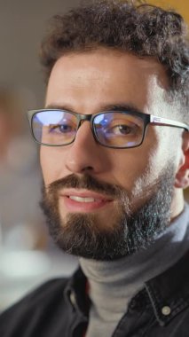 Üniversite Sınıfında Dikey Portre Öğrencisi