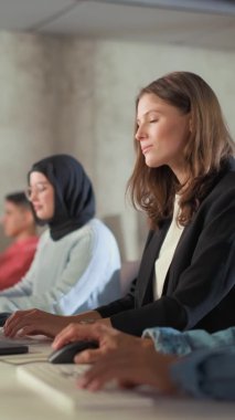 Dikey Ekran Öğrencisi Çeşitli Üniversite Sınıfında Elini Kaldırıyor