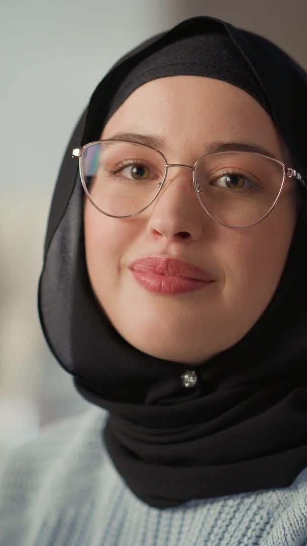 Étudiant en écran vertical à Hijab Étudier en classe universitaire — Video